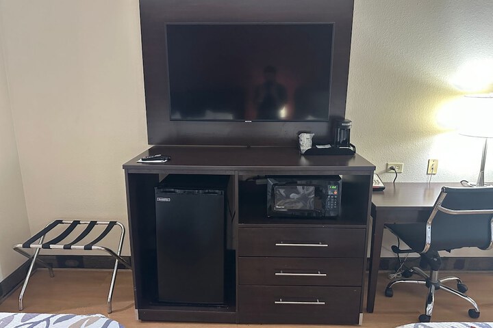 Econo Lodge Inn & Suites