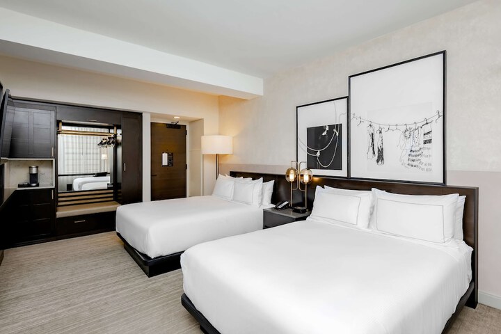 Hotel Fort Des Moines Curio Collection by Hilton