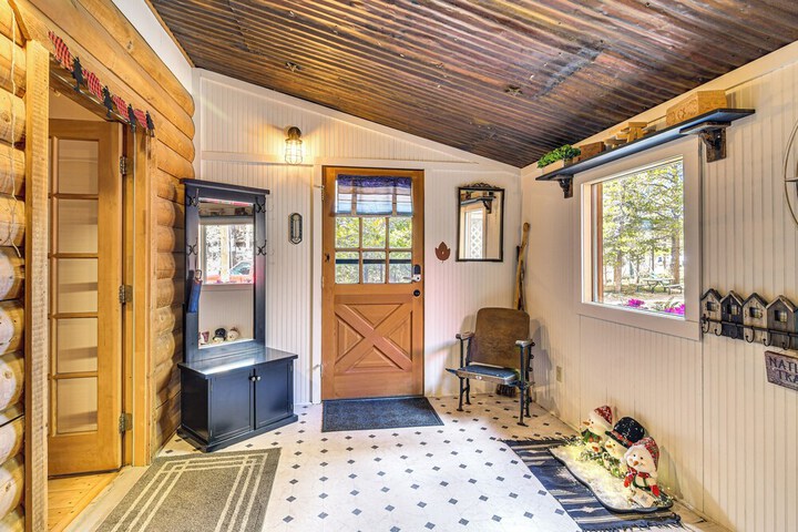Deck Fire Pit & Grill: Log Cabin in Black Hawk
