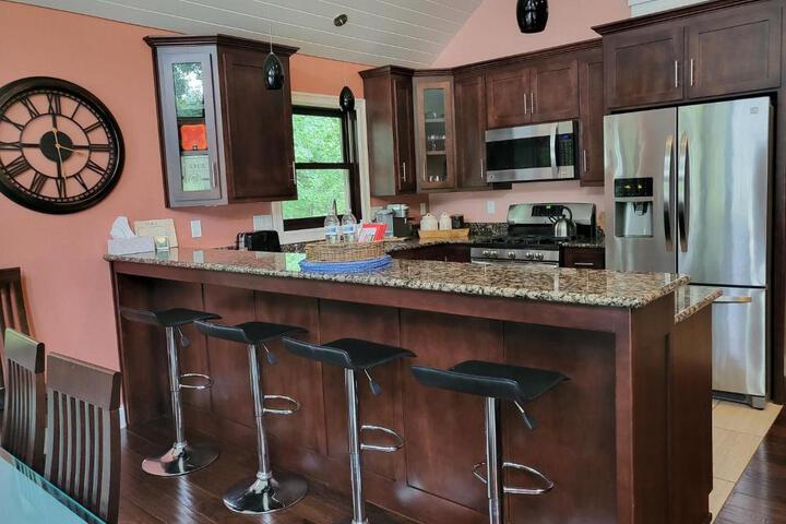 Crescent Lakehouse - Surf Ski and Serenity
