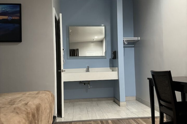 Room 14 of 37