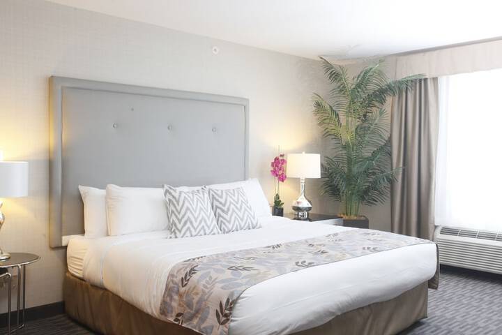 Pomeroy Inn & Suites at Olds