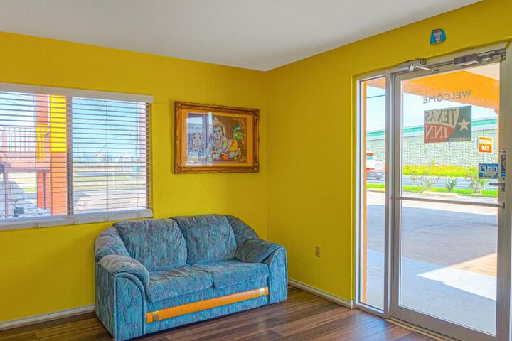 EXECUTIVE INN AND SUITES