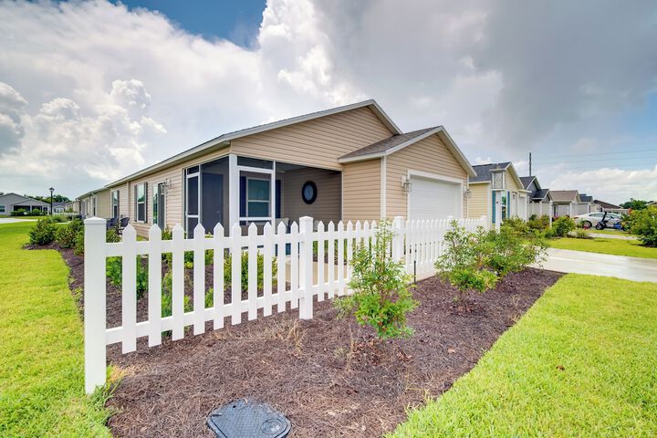 Sun-soaked Retreat in The Villages w / Grill!