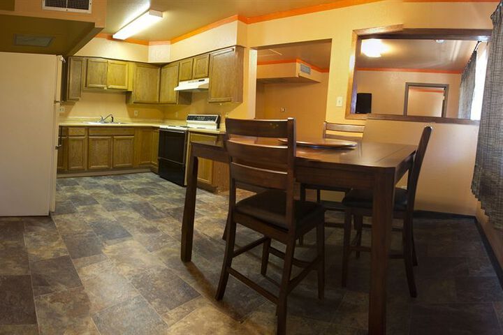 CAPITOL INN & SUITES