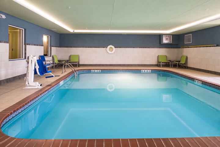 Holiday Inn Express Hotel & Suites Burlington by IHG