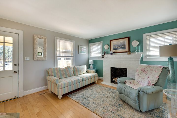 Welcoming Cottage w / Outdoor Pool & Water Views!
