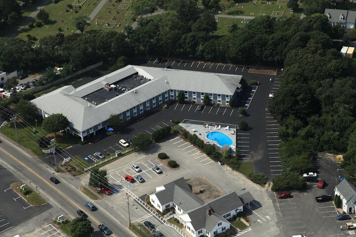 Ambassador Inn & Suites