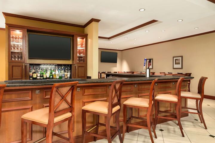 Lounge 23 of 26