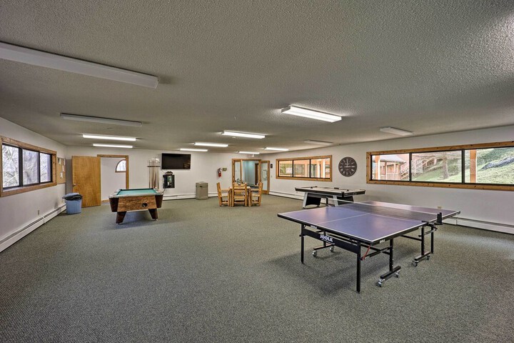 1 Mi to Skiing: Beech Mountain Condo w / Fireplace!