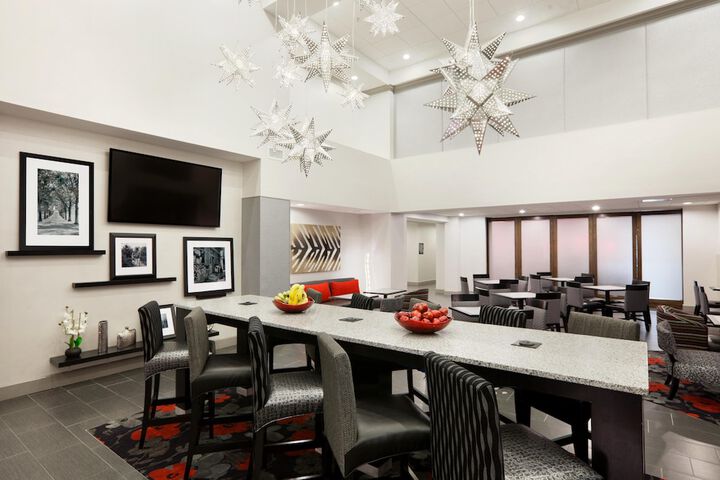 Hampton Inn & Suites Roanoke Airport
