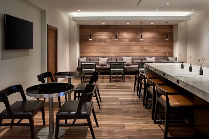 Lounge 79 of 85