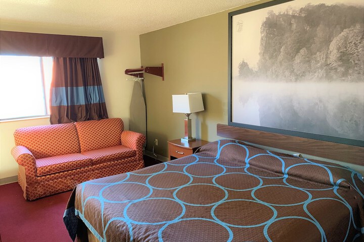 Room 10 of 18