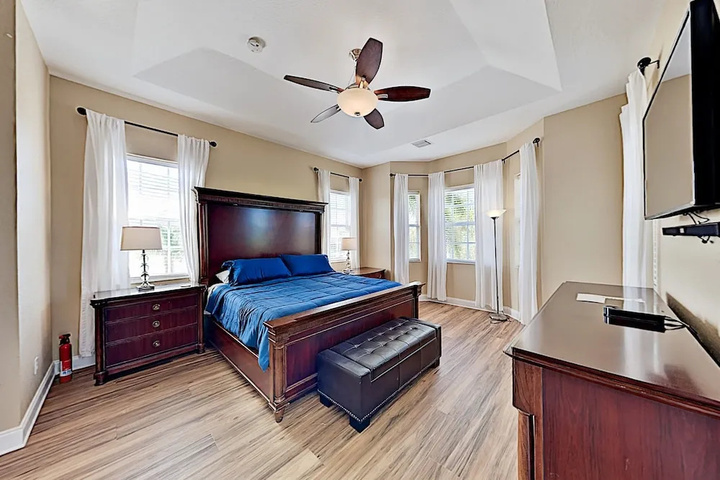 Immaculate Canal W / Pool Dock & Game Lounge 4 Bedroom Home