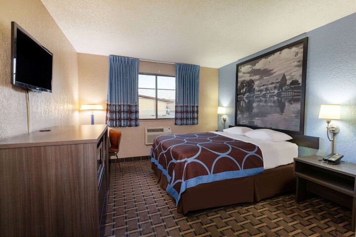 Super 8 by Wyndham Roseville / Detroit Area