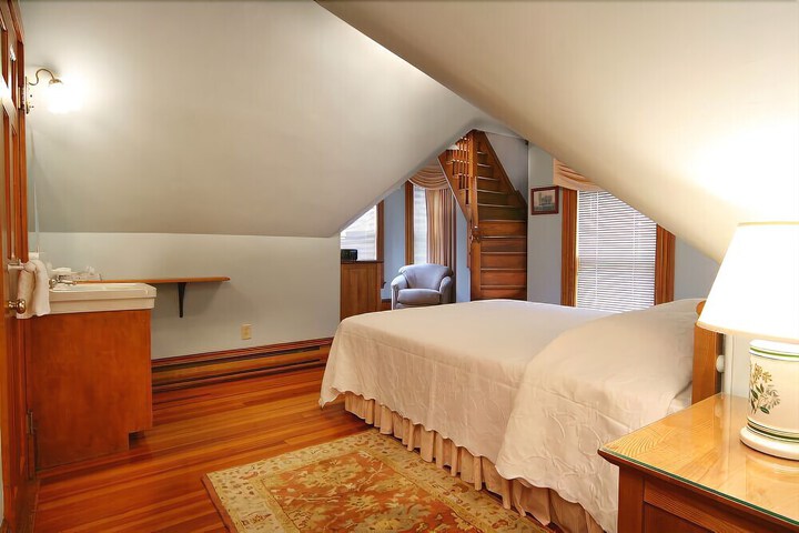 PLEASANT STREET INN