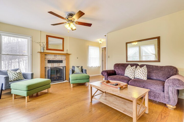 Family Home w / Game Room & Decks in Etlan!