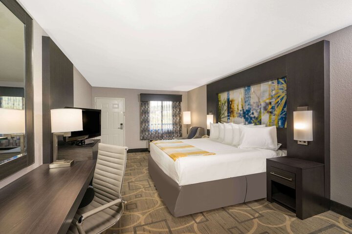 Room 10 of 18