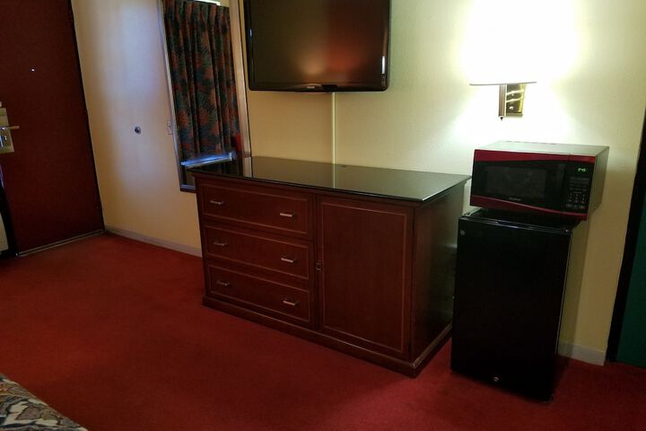 Room 6 of 8