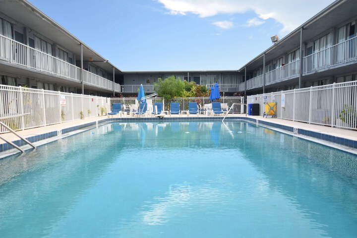 Days Inn by Wyndham Stuart