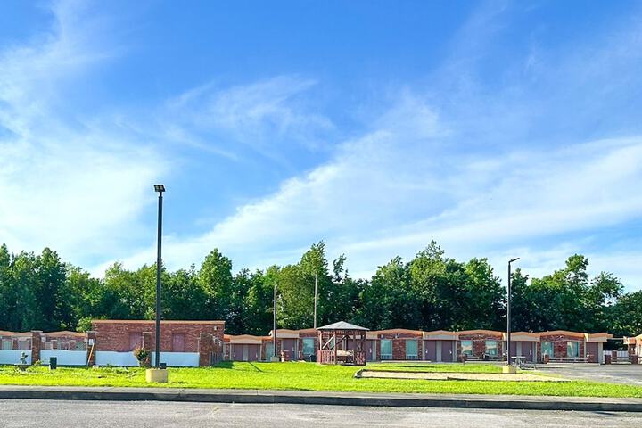 OYO Hickory House Inn