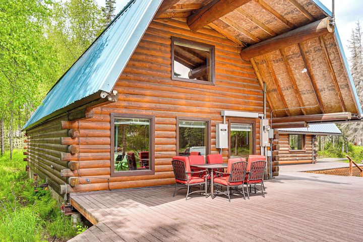Roomy Log Cabin w / Hot Tub Walk to Kenai River!