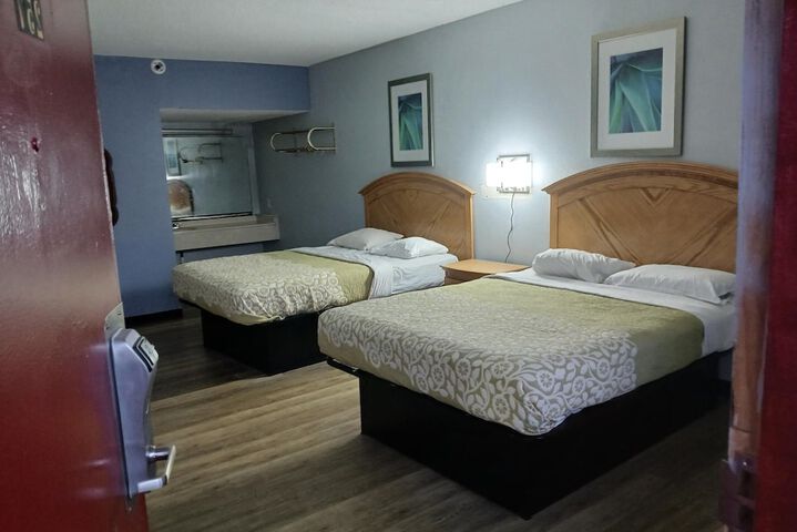 Room 7 of 16