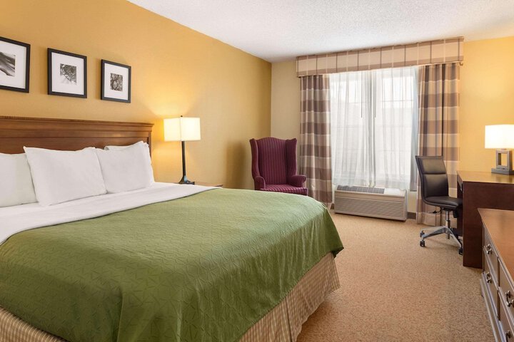 Country Inn & Suites by Radisson Salina, KS