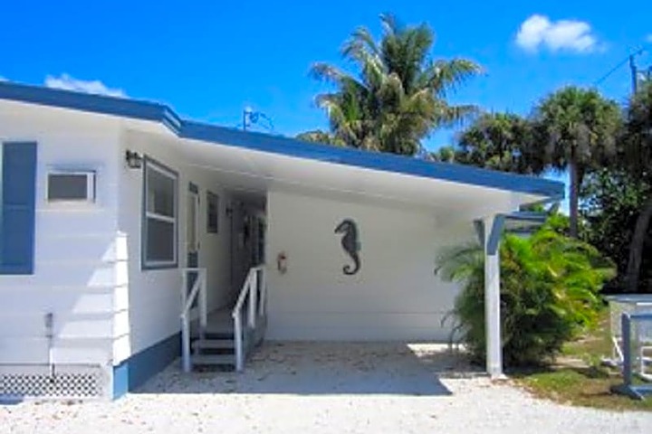 Tropical Winds Motel & Cottages
