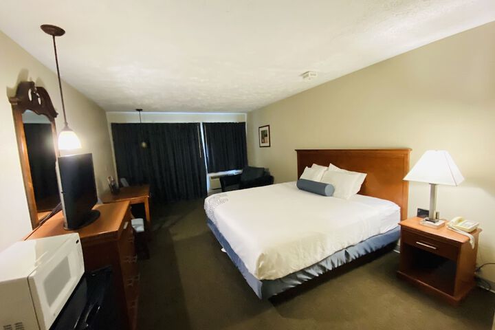Fleetwood Inn & Suites