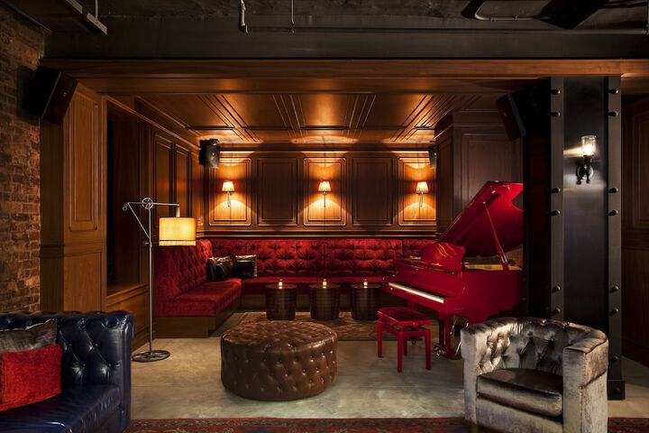 Lounge 48 of 59