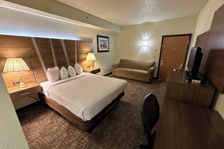 Mackinaw Beach & Bay Inn & Suites