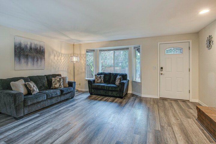 Modern Puyallup Townhome w / Backyard & Fireplace