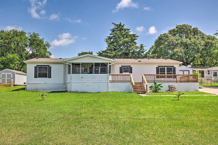 Cedar Creek Lake Access: Retreat w / Deck