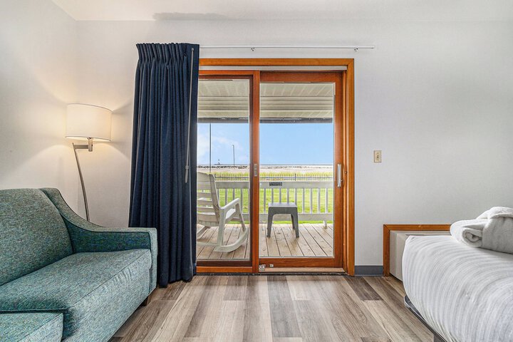 Snyders Shoreline Inn