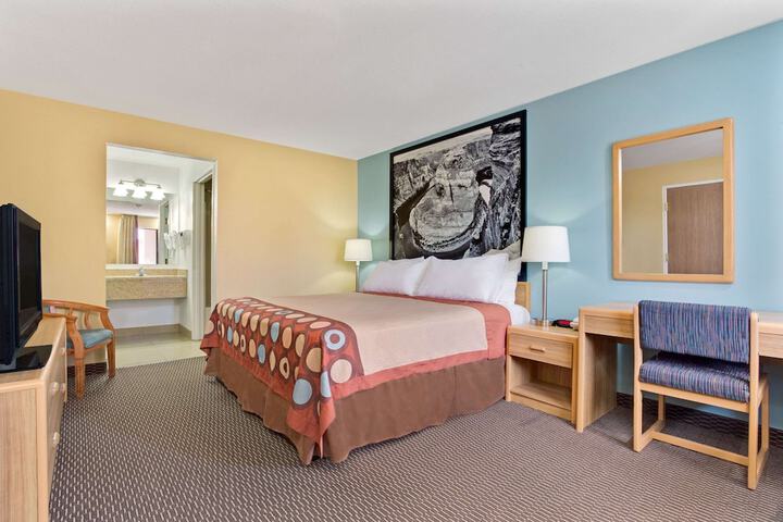Room 8 of 19