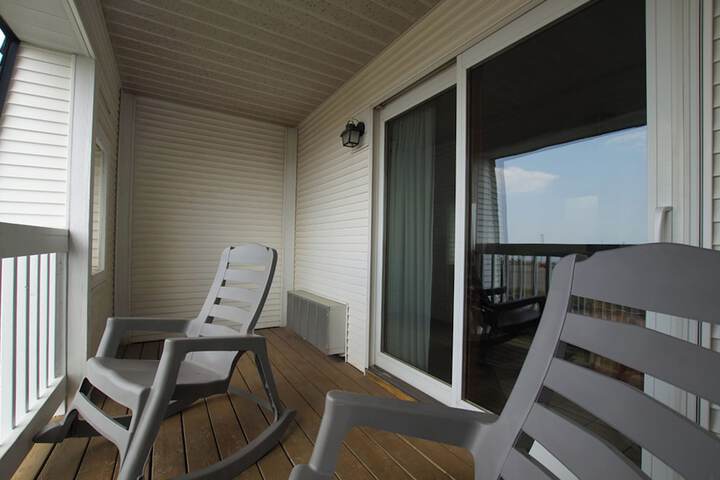 Snyders Shoreline Inn