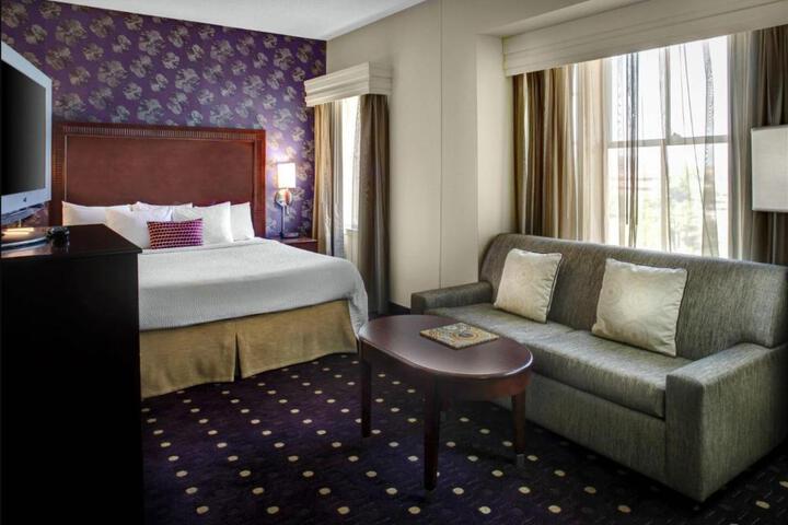 Courtyard by Marriott Kansas City Country Club Plaza