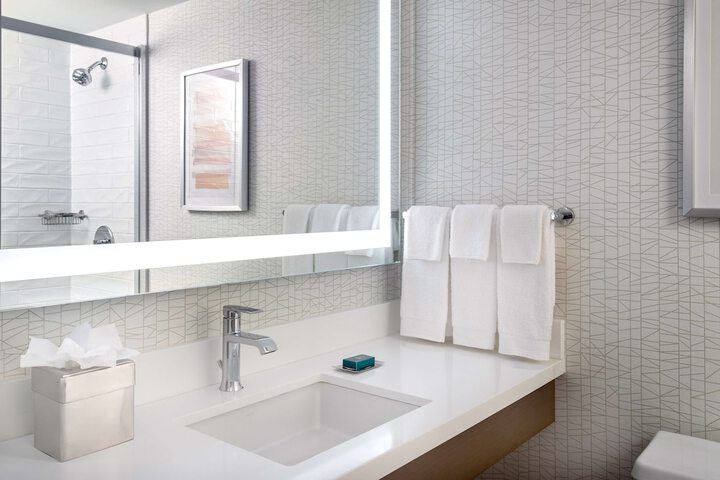 DoubleTree by Hilton Chicago - North Shore Conference Center