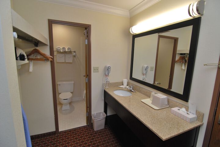 AmericInn by Wyndham Johnston Des Moines