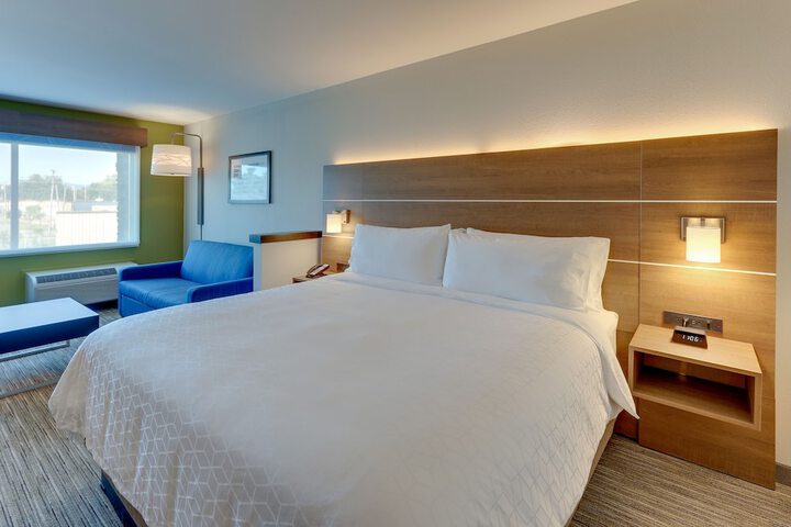 Holiday Inn Express & Suites Roanoke – Civic Center by IHG