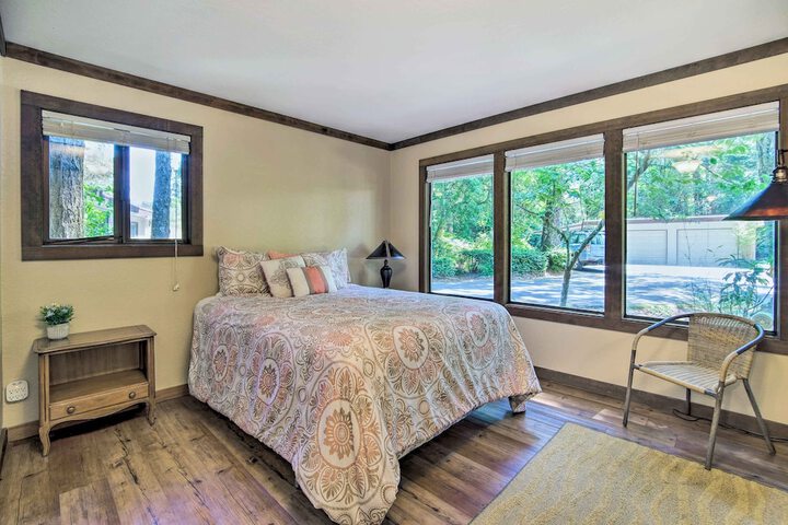 Coos Bay Cottage w / Fireplace & BBQ Patio!