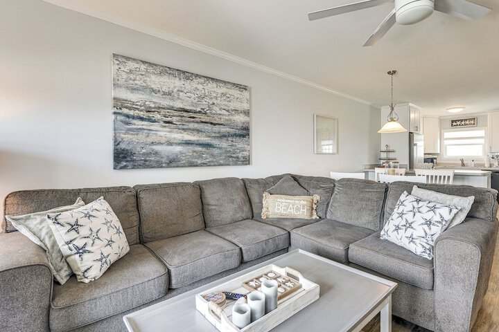 Ocean Isle Beach Condo w / Balcony: Steps to Shore!