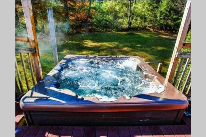 Southwoods Mountain Estate -private mansion pool, hottub+ 15 acres