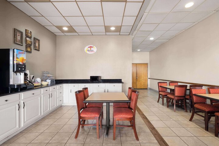 Super 8 by Wyndham Longview / North
