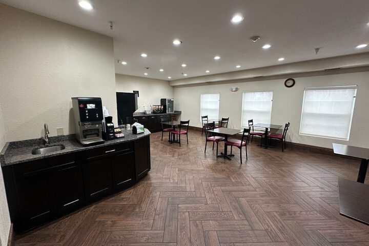 Econo Lodge Inn & Suites
