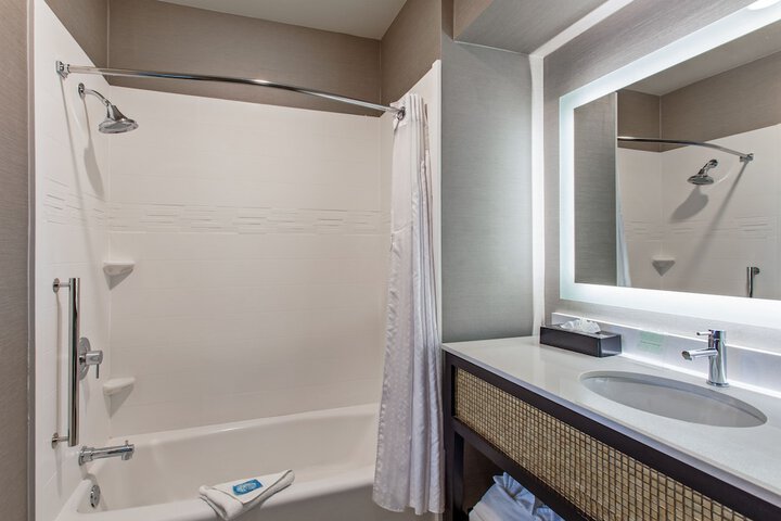 Holiday Inn Express & Suites Anaheim Resort Area by IHG