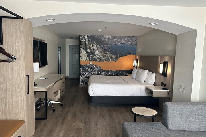 Room 50 of 76