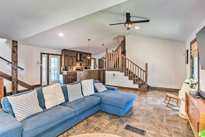 Tool Waterfront Home w / Hot Tub & Fire Pit!