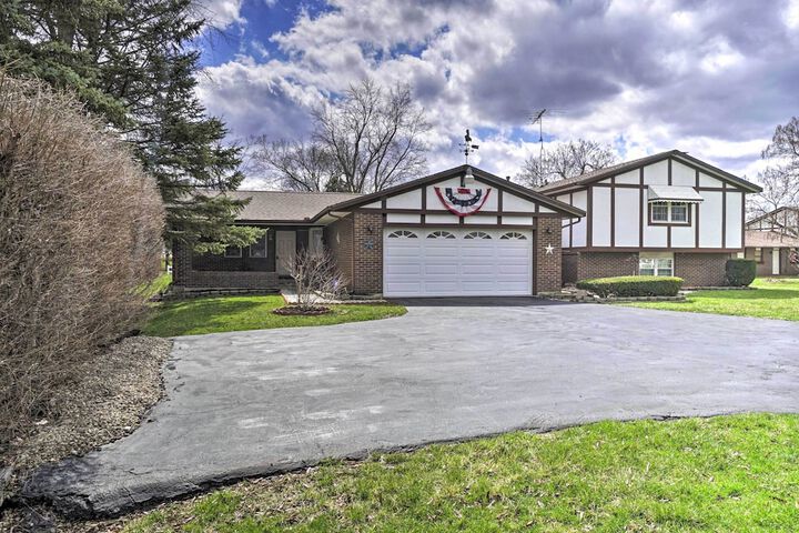 Delightful Tipp City Unit w / Covered Patio!